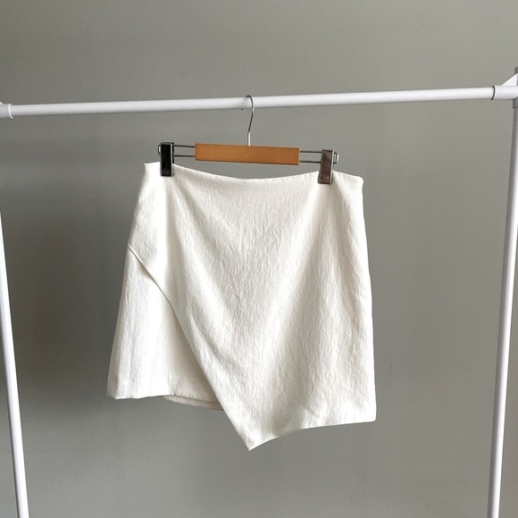 Babaton Dresses & Skirts - Aritzia Babaton Asymmetric Wrap White Mini Skirt Size 8